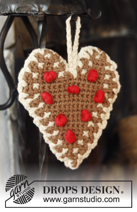 Gingerbread Heart / DROPS Extra 0-1002 - DROPS Kerst: gehaakt DROPS gemberbrood hart in 2 draden DROPS Safran met een rand van DROPS Paris. Thema: Kerst