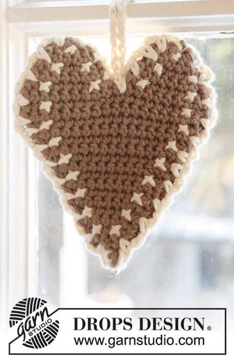 Gingerbread Heart / DROPS Extra 0-1002 - Cœur pain d'épices crocheté avec 2 fils DROPS Safran, avec bordure en DROPS Paris. Thème: Noël