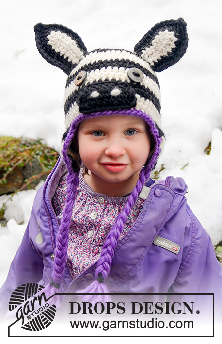 Pembe / DROPS Extra 0-1019 - Gehäkelte Zebra - Mütze für Babys und Kinder in DROPS Snow mit Ohrenklappen. Größe 1-8 Jahre.