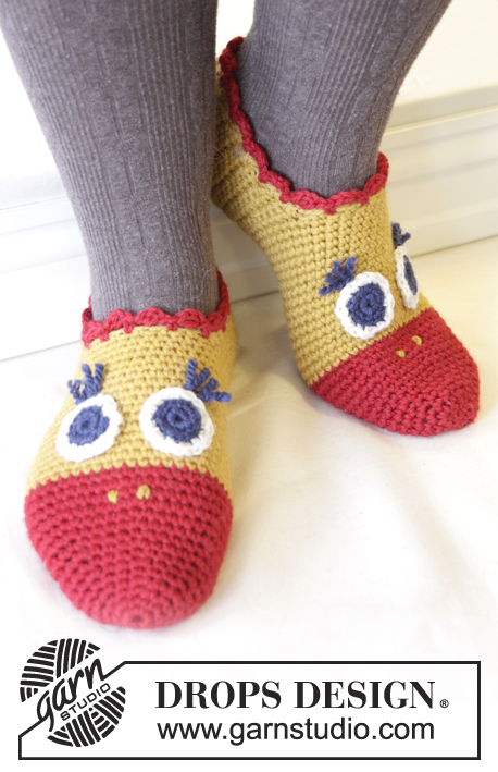 Flapping Around / DROPS Extra 0-1024 - DROPS Easter: Crochet chicken slippers for adult and child in ”Nepal”.
