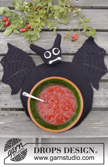 Lunch With Vlad / DROPS Extra 0-1043 - DROPS Halloween: Crochet DROPS bat placemat in Muskat.