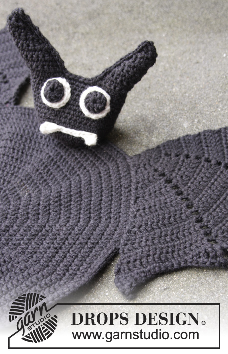 Lunch With Vlad / DROPS Extra 0-1043 - DROPS Halloween: Crochet DROPS bat placemat in Muskat.