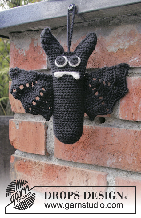 Mr. Fang / DROPS Extra 0-1044 - DROPS Halloween: Crochet DROPS bat in Cotton Merino.