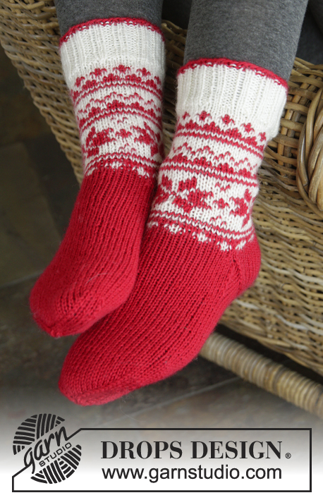 Merry & Warm / DROPS Extra 0-1051 - Calcetas de punto para niños y adultos en DROPS Karisma. Las calcetas están tejidas con patrón de jacquard nórdico con estrellas. Números 32 – 43. Tema: Navidad.