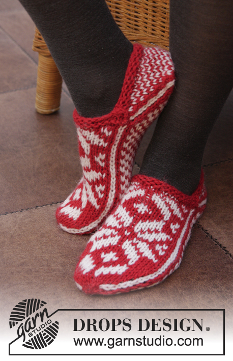 Holly Jolly Steps / DROPS Extra 0-1057 - Pantufas  tricotadas com jacquard norueguês de estrelas em DROPS Nepal. Do 35 ao 43.Tema: Natal