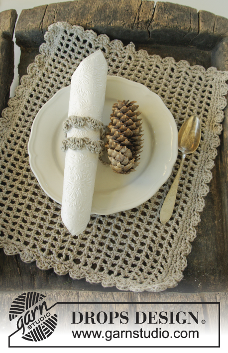 Festive Dinner / DROPS Extra 0-1060 - DROPS Christmas: Crochet DROPS placemat and napkin ring in Bomull-Lin.
