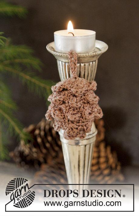 Holly Pine Cone! / DROPS Extra 0-1064 - Navidad DROPS: Conos de ganchillo DROPS en Cotton Viscose.