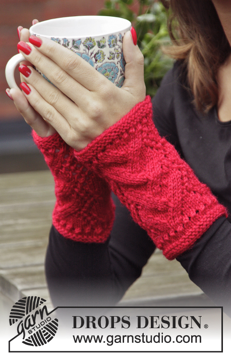 Christmas Break / DROPS Extra 0-1066 - DROPS Christmas: Knitted DROPS wrist warmers with lace pattern in ”Karisma”.