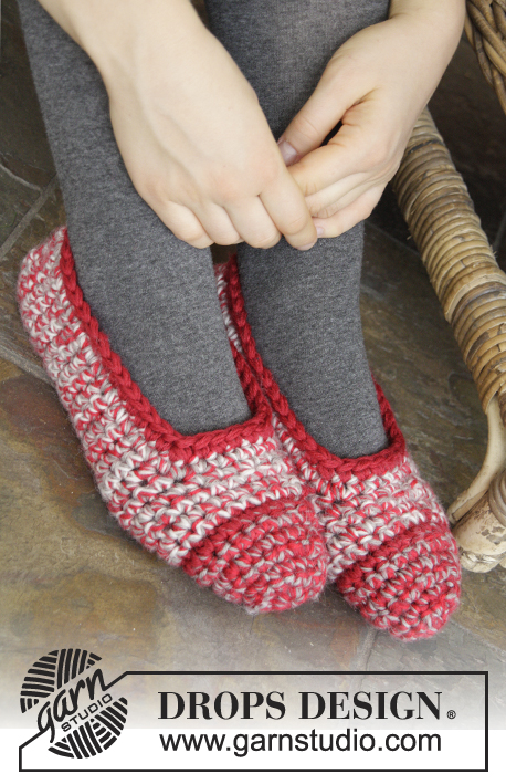 Merry Slippers / DROPS Extra 0-1067 - DROPS Christmas: Crochet DROPS slippers in 3 strands Karisma.