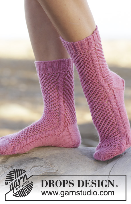 Takes Two / DROPS Extra 0-1095 - Knitted DROPS socks with lace pattern and cables in Fabel. Size 35-43.