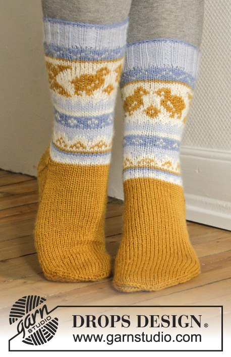 Chicken Dance / DROPS Extra 0-1102 - DROPS Easter: Knitted DROPS socks with Norwegian pattern in Karisma.