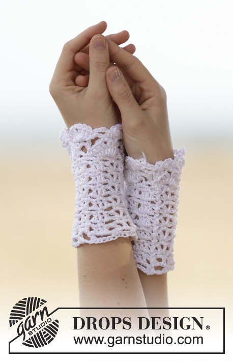Fairy Touch / DROPS Extra 0-1127 - Crochet DROPS wrist warmers with fan pattern in Cotton Viscose
