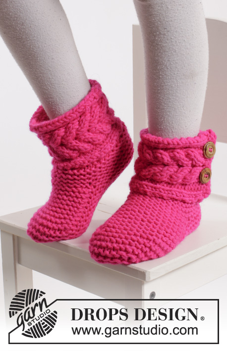 Hopscotch / DROPS Extra 0-1136 - Knitted DROPS slippers in garter st with cables in Peak or Snow. Size 20 - 34