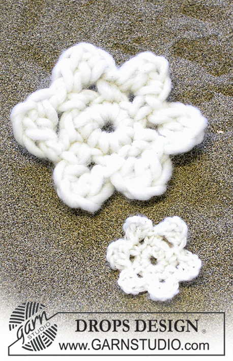DROPS Extra 0-114 - Flor DROPS em croché em « Snow » ou « Karisma Superwash »