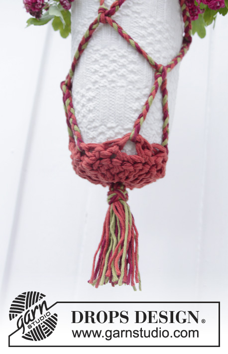 Botanic / DROPS Extra 0-1142 - Crochet and plaited DROPS flower ampel in 2 strands “Paris.