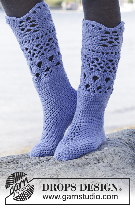 Uplands / DROPS Extra 0-1169 - Crochet DROPS slippers with lace pattern in Nepal.