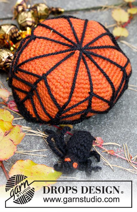 Creepy Candy / DROPS Extra 0-1171 - DROPS Halloween: Virkatut kurpitsan muotoinen hämähäkinverkollinen kori ja hämähäkki DROPS Nepal-langasta.