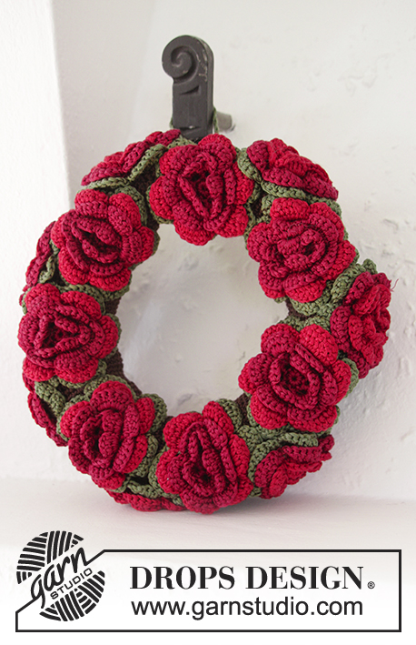 Christmas in Bloom / DROPS Extra 0-1193 - Crochet wreath in DROPS Cotton Viscose or DROPS Safran. Piece is worked with flowers. Theme: Christmas