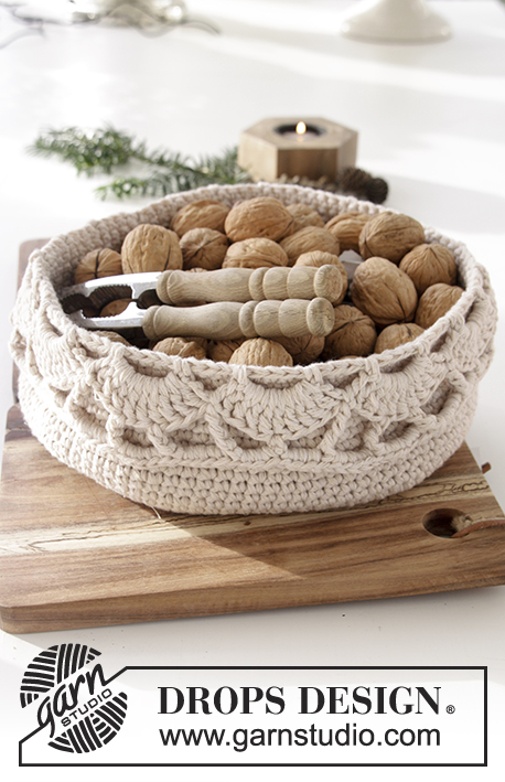 Treat Yourself / DROPS Extra 0-1194 - DROPS Christmas: Crochet DROPS basket with fan pattern in 2 strands “Belle”.