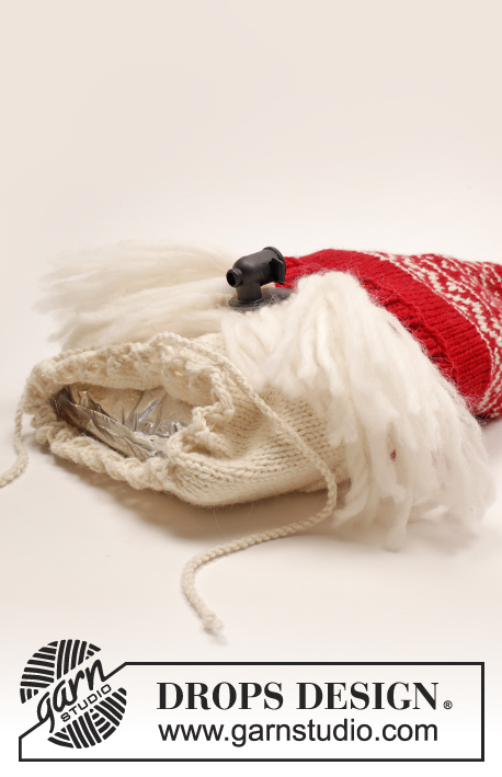 Merrier Christmas / DROPS Extra 0-1195 - DROPS Weihnachten: Gestrickter DROPS Wichtel für einen Weinkarton / Kartonhülle in ”Nepal” mit Norwegermuster und Pompon und Bart in ”Snow”.