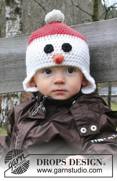 Carrot Nose / DROPS Extra 0-1196 - Niemowlęca i dziecięca czapka bałwanek na szydełku z włóczki DROPS Nepal,z oczami, noskiem i pomponem. Rozmiary 6 miesięcy - 10 lat. Temat: Boże Narodzenie