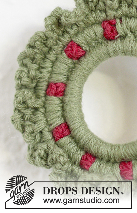Winterberry / DROPS Extra 0-1210 - DROPS Christmas: Crochet DROPS wreath in ”Belle”.