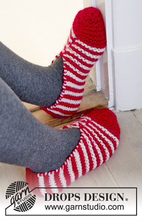 Candy Steps / DROPS Extra 0-1211 - DROPS Christmas: Knitted DROPS slippers in garter st with stripes in Snow. Size 29-46