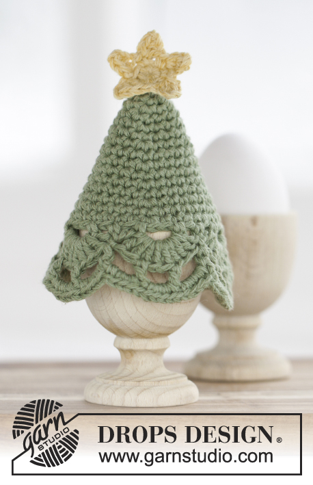 Get Cracking! / DROPS Extra 0-1213 - DROPS Christmas: Crochet DROPS Christmas tree egg warmer with star and fan pattern in “Belle”.