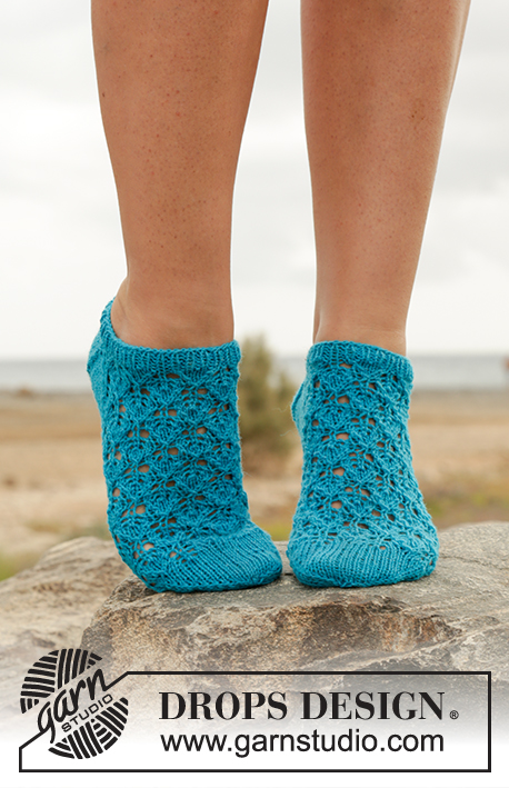 Splash! / DROPS Extra 0-1244 - Knitted DROPS ankle socks with lace pattern in Fabel. Size 35 - 43