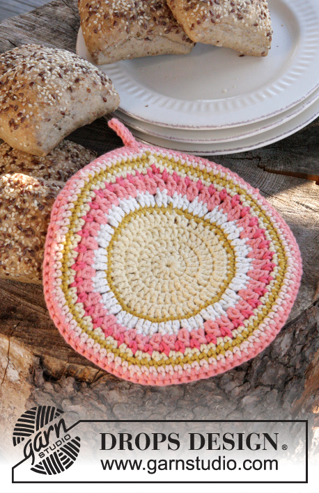 Radiance / DROPS Extra 0-1248 - Crochet DROPS pot holders with stripes in ”Paris”.