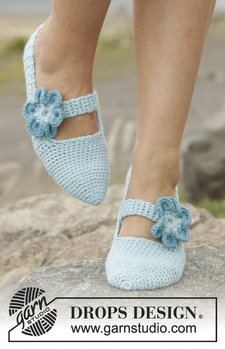 Simple Steps / DROPS Extra 0-1280 - Crochet DROPS slippers with strap and flowers in Nepal. Size 35 - 43