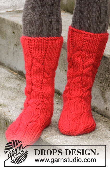 Christmas Journey / DROPS Extra 0-1331 - Knitted socks with cables for Christmas in DROPS Snow. Size 35 - 43