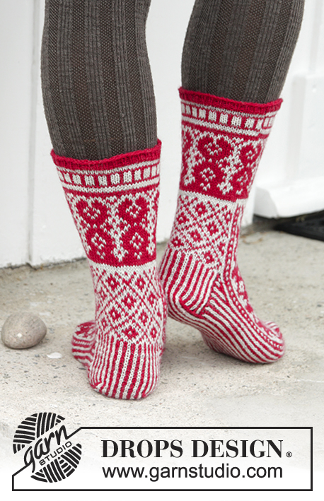 Christmas Raffle Socks / DROPS Extra 0-1335 - Prjónaðir sokkar með litamynstri úr DROPS Fabel. Stærð 35-43. Þema: Jól.