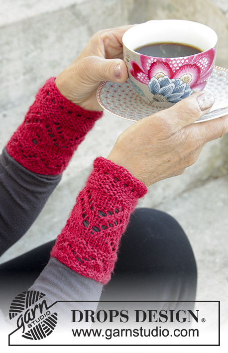 Holiday Plans / DROPS Extra 0-1337 - Knitted DROPS wrist warmers with lace pattern for Christmas in DROPS BabyAlpaca Silk.