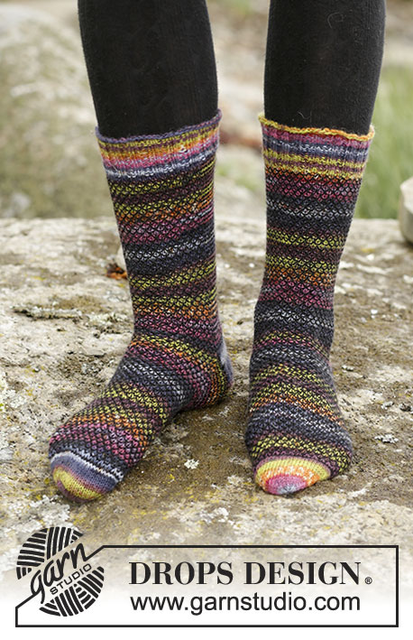 Carnival Ride / DROPS Extra 0-1366 - Knitted socks with stripes and broken seed stitch in DROPS Fabel.