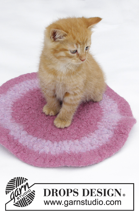 Time to Nap / DROPS Extra 0-1380 - Filcowany dywanik dla kota, z włóczki DROPS Snow.