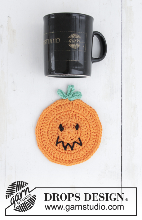 Pumpkin Latte / DROPS Extra 0-1389 - DROPS Paris lõngast heegeldatud tassialus – kõrvits Halloweeniks