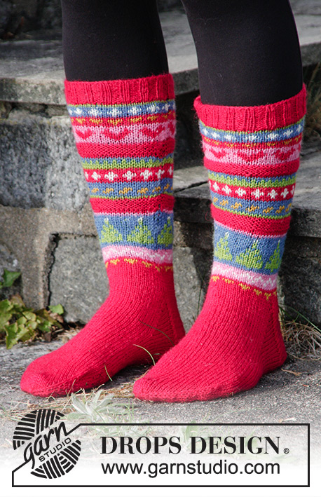 Mistle-Toes / DROPS Extra 0-1397 - Knitted socks in multi-coloured pattern for Christmas. Size 35 to 43 Piece is knitted in DROPS Fabel.