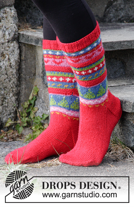 Mistle-Toes / DROPS Extra 0-1397 - Calcetines de punto con patrón multicolor para Navidad. Talla 35 a 43. La labor está realizada en DROPS Fabel.