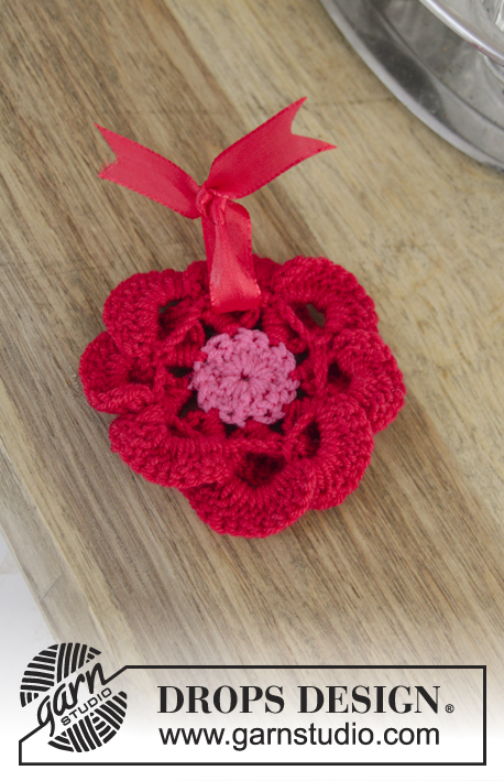 Festive Flowers / DROPS Extra 0-1407 - Crochet flower for Christmas. 
The piece is worked in DROPS BabyMerino.