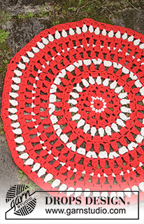 Christmas Circle / DROPS Extra 0-1408 - Virkad cirkel filt med ränder till jul. Arbetet är virkat i DROPS Snow