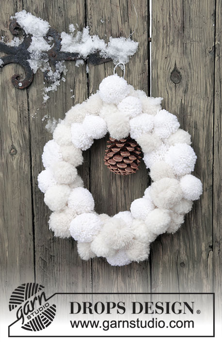 Snow Wreath / DROPS Extra 0-1416 - Corona de Navidad con pompones para la puerta. Realizada en DROPS Brushed Alpaca Silk, DROPS Nepal y DROPS Snow.