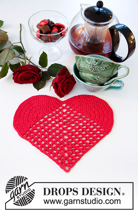 Time for Romance / DROPS Extra 0-1418 - Individual crochetado em forma de coração para o S. Valentim, em DROPS Paris.