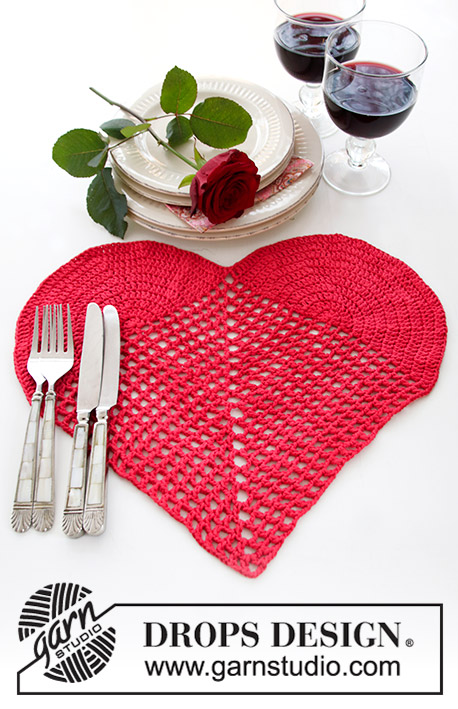 Time for Romance / DROPS Extra 0-1419 - Napperon crochetado em forma de coração para o S. Valentim, em DROPS Paris.