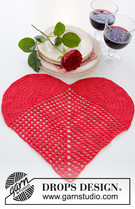 Time for Romance / DROPS Extra 0-1419 - Horgolt szív alakú terítő Bálint napra 
A darabot DROPS Paris fonalból készítjük.