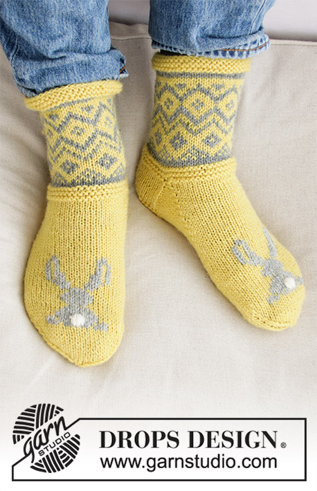 Bunny Hide / DROPS Extra 0-1421 - Strikkede sokker eller tøfler i DROPS Karisma. Nordisk mønster og brodert hare. Størrelse: 35 - 46. Tema: Påske