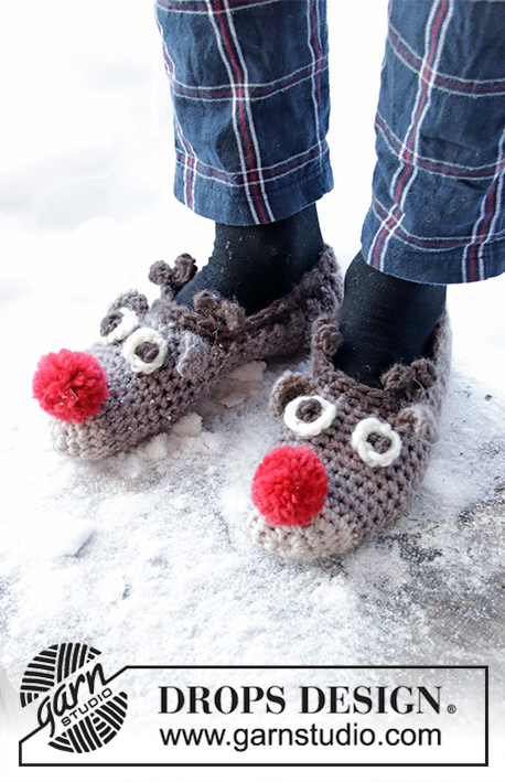 The Rudolphs / DROPS Extra 0-1429 - Crocheted slippers in DROPS Snow. Slippers with reindeer heads and pom poms. Sizes 35 – 43. Theme: Christmas.