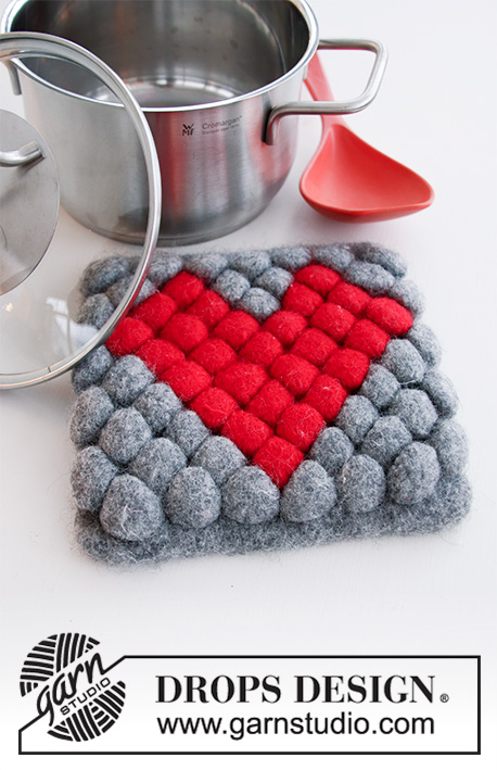 Hot Heart / DROPS Extra 0-1431 - Knitted and felted trivet in DROPS Snow. The piece is worked with bobbles and heart. Theme: Christmas.