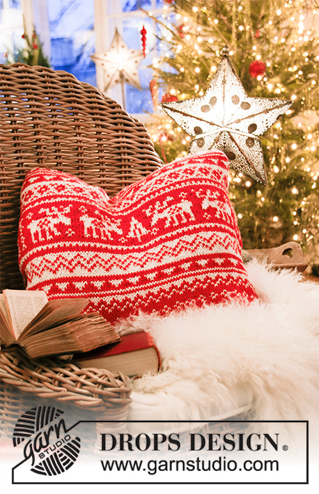 Christmas Nook / DROPS Extra 0-1432 - Pokrowiec na poduszkę na drutach, z włóczki DROPS Karisma, z żakardem norweskim w renifery. 
Temat: Boże Narodzenie.