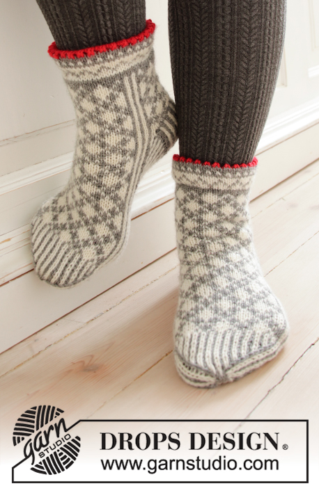 Tip Toe Santa / DROPS Extra 0-1433 - Strikkede sokker i DROPS Karisma. Arbejdet er strikket med nordisk mønster. Størrelse 35 - 43. Tema: Jul.